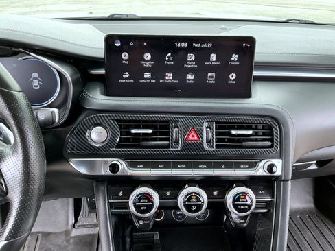 Used 2022 Genesis G70 2.0T AWD/4WD image 13