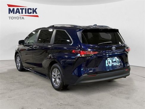 Used 2022 Toyota Sienna XLE image 5