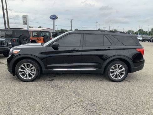 Used 2021 Ford Explorer XLT w/ Equipment Group 202A AWD/4WD image 8