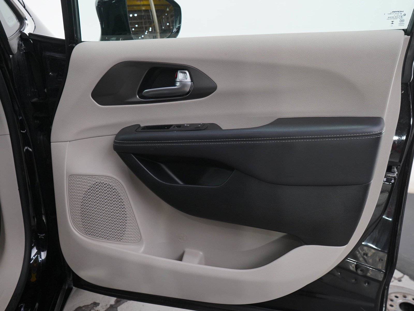 Used 2024 Chrysler Pacifica Limited FWD image 9