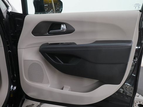 Used 2024 Chrysler Pacifica Limited FWD image 9