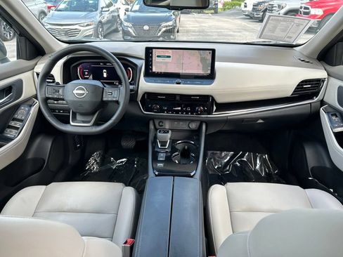 Certified 2025 Nissan Rogue SL FWD image 12