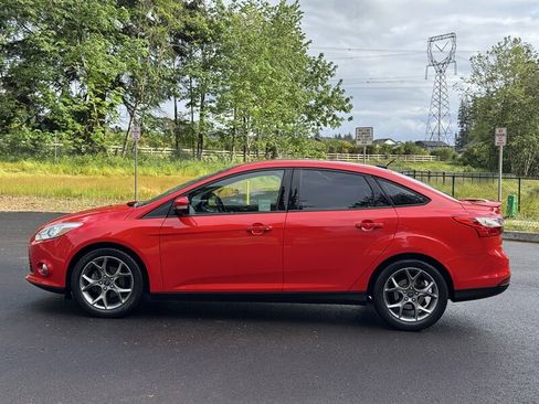 Used 2013 Ford Focus SE FWD image 2