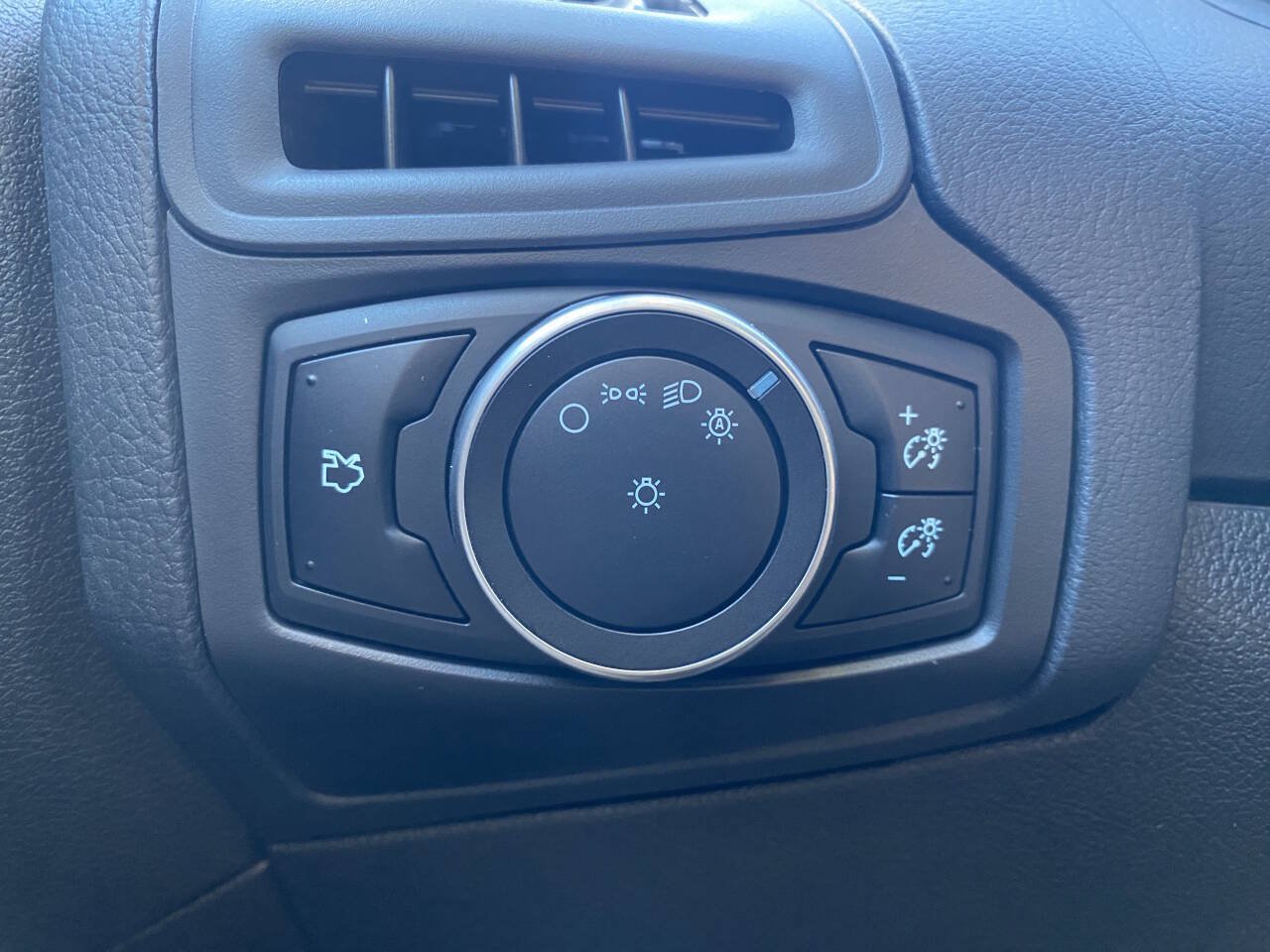 Used 2015 Ford Focus SE FWD image 32