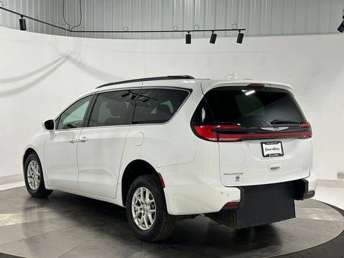 Used 2022 Chrysler Pacifica Touring-L FWD image 16