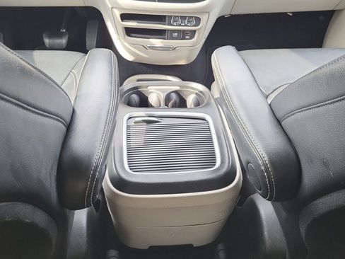 Used 2022 Chrysler Pacifica Touring-L FWD image 26
