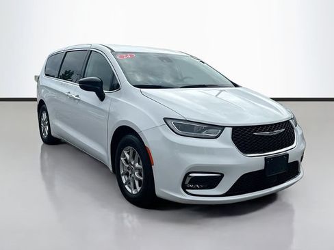 Used 2024 Chrysler Pacifica Touring-L FWD image 3