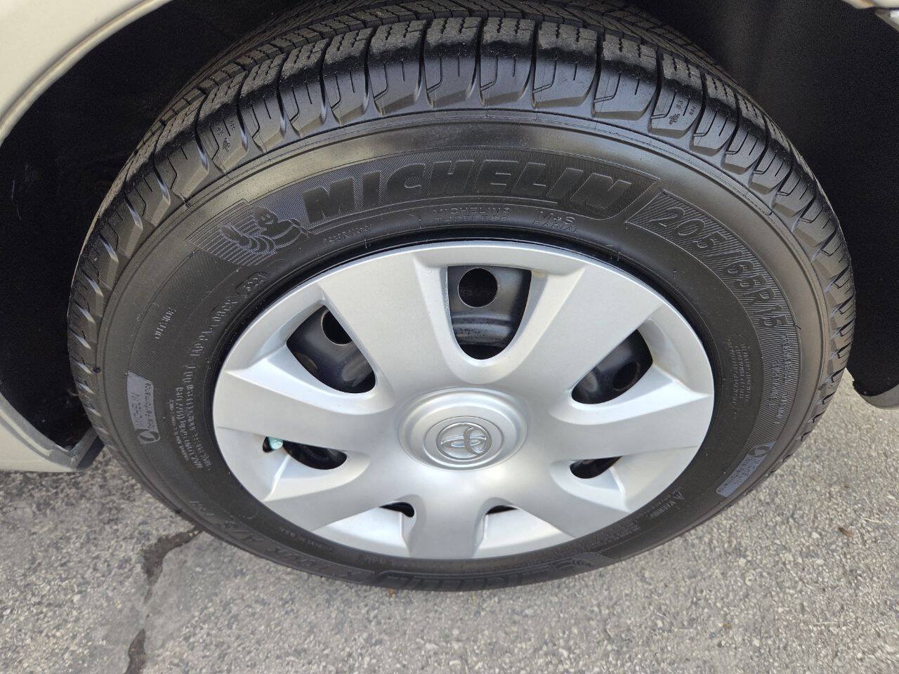 Used 2004 Toyota Camry LE FWD image 9