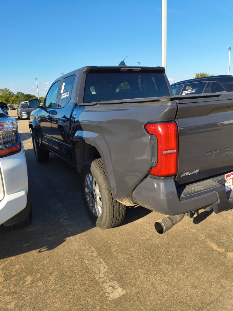 Used 2025 Toyota Tacoma SR5 AWD/4WD image 4