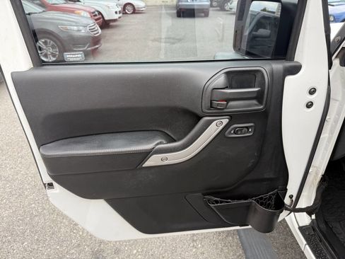 Used 2016 Jeep Wrangler Unlimited Rubicon image 9
