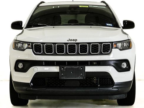 Used 2025 Jeep Compass Latitude w/ Sun & Sound Group AWD/4WD image 2
