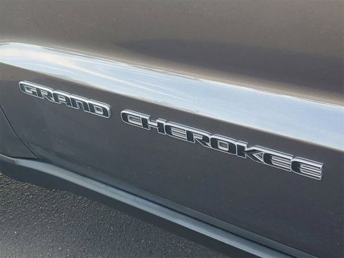 Used 2021 Jeep Grand Cherokee Laredo X image 9