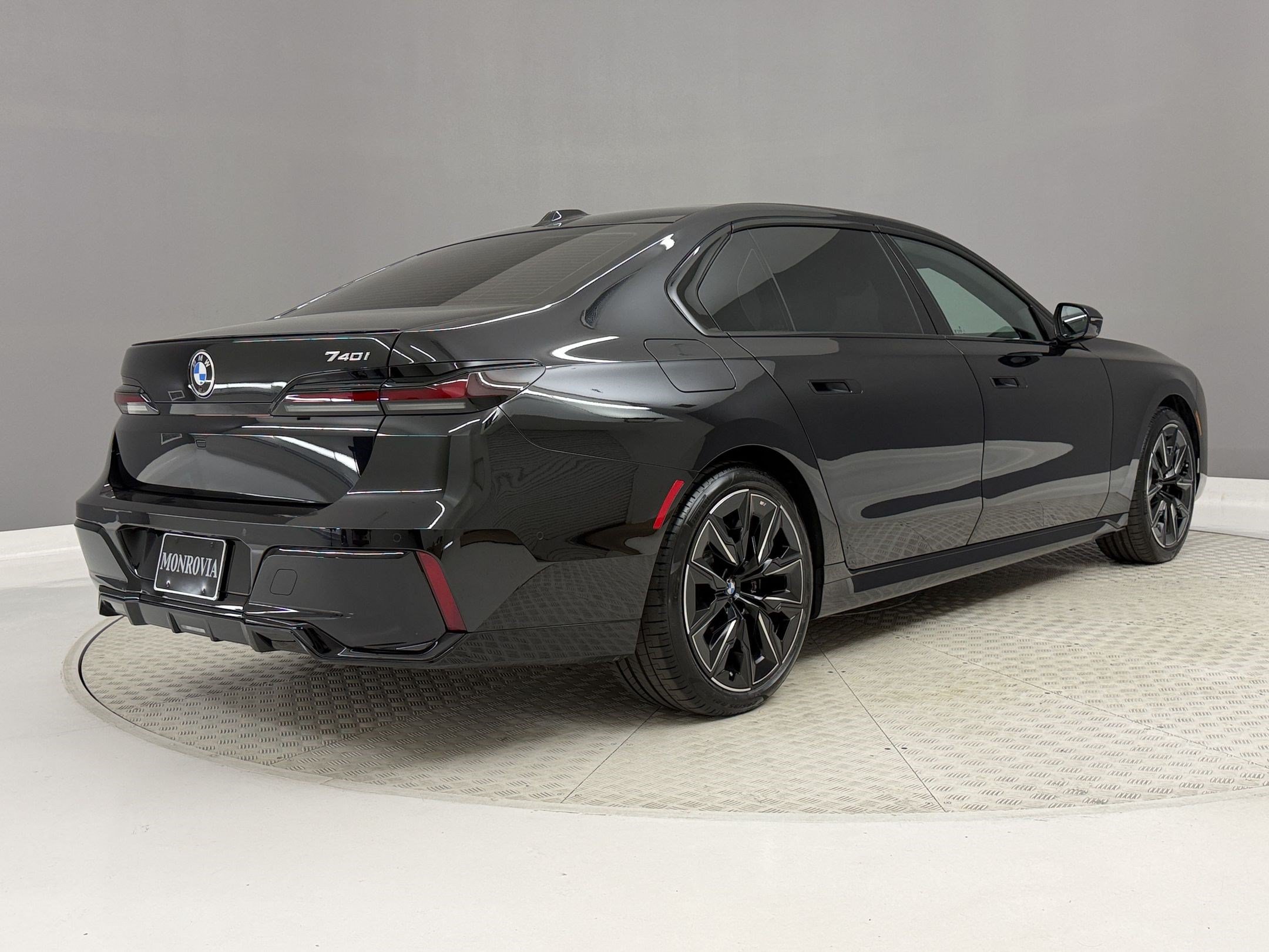Certified 2025 BMW 740i w/ Premium Package RWD image 9