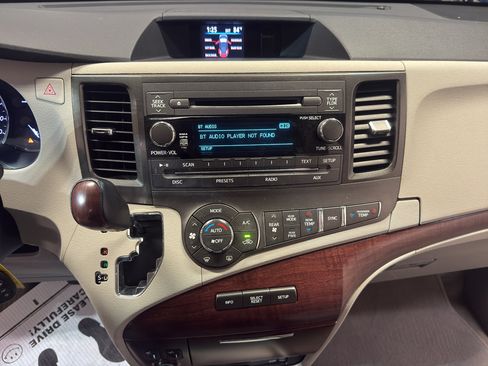 Used 2012 Toyota Sienna XLE w/ Entertainment Pkg FWD image 20