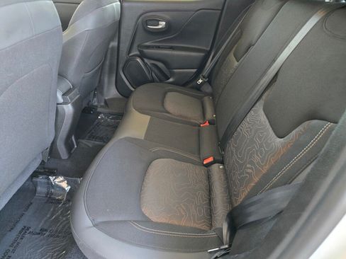 Used 2023 Jeep Renegade Latitude AWD/4WD image 17