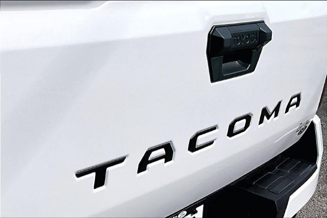 Used 2025 Toyota Tacoma TRD Off-Road AWD/4WD image 33