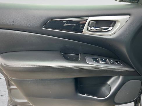 Used 2019 Nissan Pathfinder S image 34