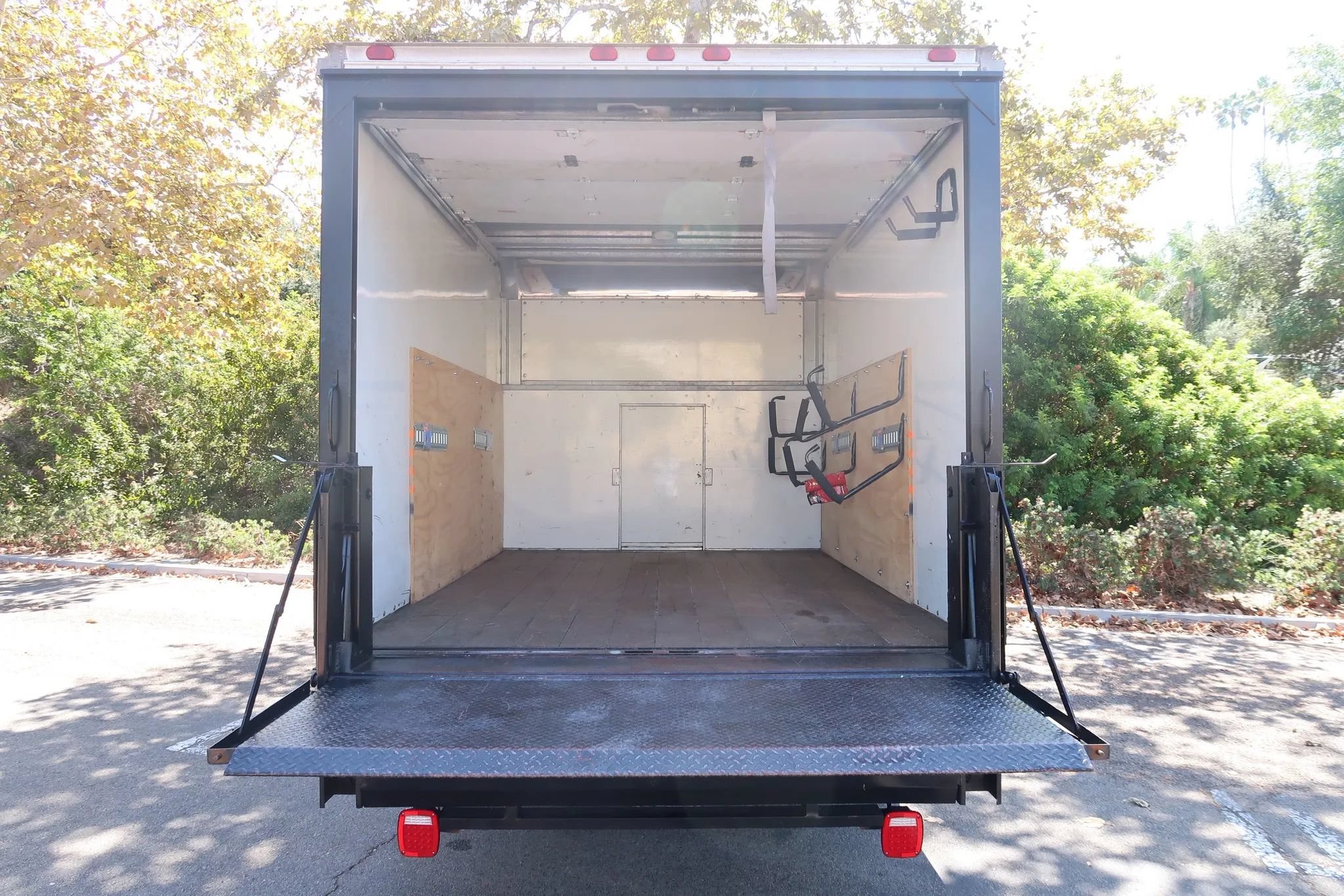 Used 2004 Chevrolet Express 3500 w/ Chrome Appearance Package RWD image 24