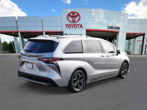 Used 2025 Toyota Sienna Platinum image 5