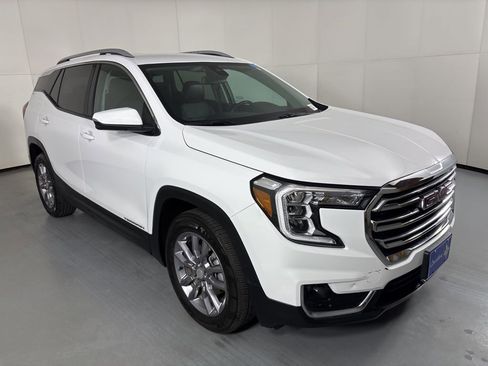 Used 2024 GMC Terrain SLT image 2
