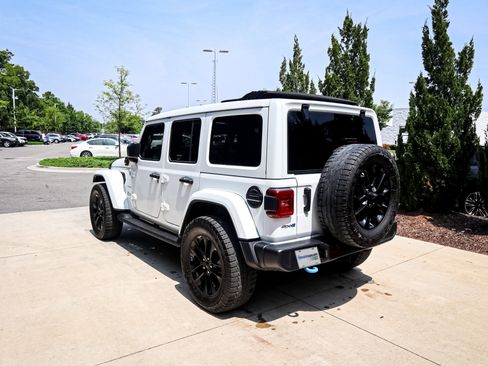 Used 2023 Jeep Wrangler Unlimited Sahara w/ Cold Weather Group AWD/4WD image 9