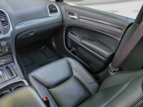 Used 2019 Chrysler 300 Touring w/ Quick Order Package 2EF RWD image 15