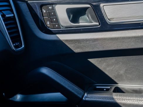 Used 2019 Porsche Cayenne Turbo w/ Sportdesign Package image 24