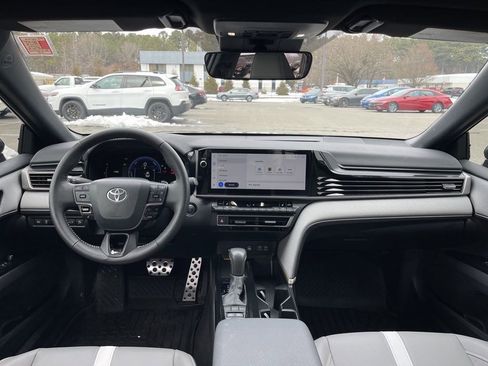 Used 2025 Toyota Camry SE image 13