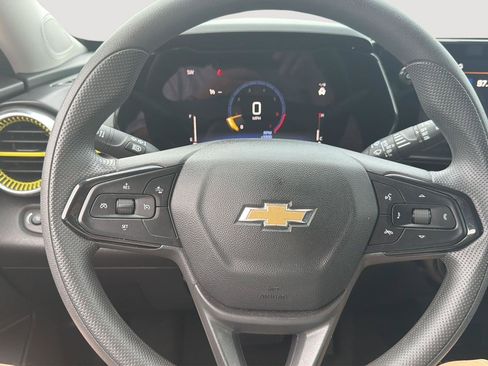 Used 2025 Chevrolet Trax LT FWD image 15