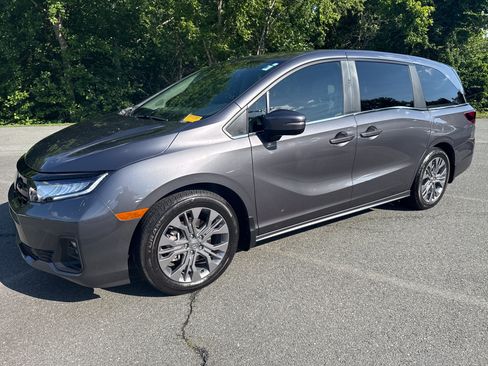 Used 2025 Honda Odyssey Touring image 1