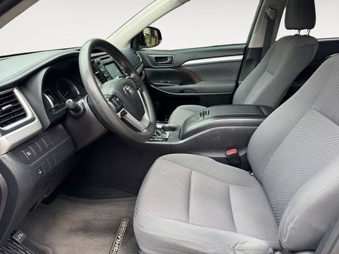 Used 2019 Toyota Highlander LE FWD image 9