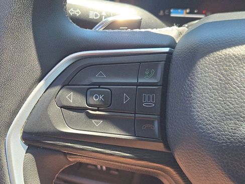 Used 2023 Jeep Grand Cherokee Laredo AWD/4WD image 28