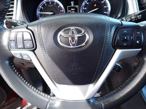 Used 2016 Toyota Highlander XLE w/ Four Season Floor Mat Package AWD/4WD image 18