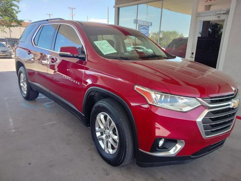 Used 2019 Chevrolet Traverse LT image 2