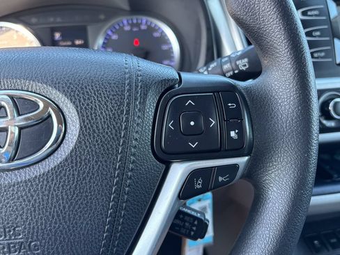 Used 2019 Toyota Highlander LE AWD/4WD image 22