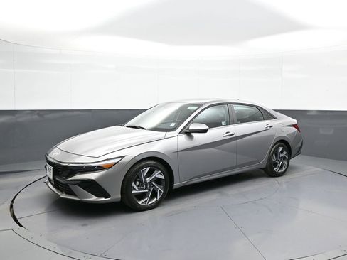 Certified 2025 Hyundai Elantra SEL image 10