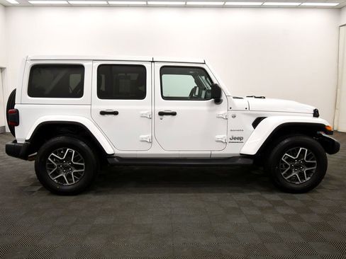Used 2024 Jeep Wrangler Unlimited Sahara AWD/4WD image 9