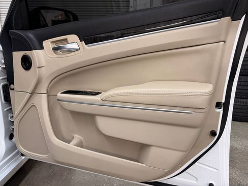 Used 2014 Chrysler 300 image 24