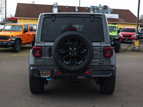 Used 2022 Jeep Wrangler Unlimited Sahara w/ Cold Weather Group image 11