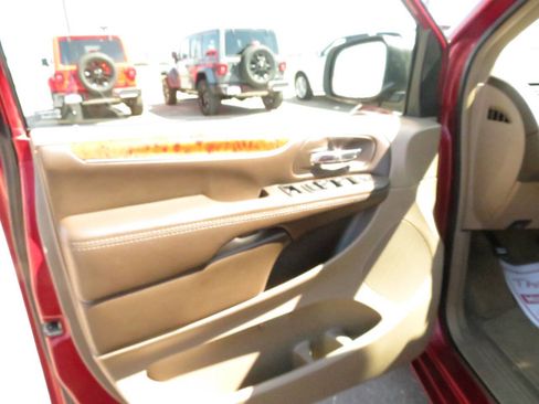 Used 2015 Chrysler Town & Country Touring-L w/ Driver Convenience Group image 11