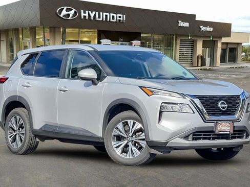 Used 2023 Nissan Rogue SV image 2