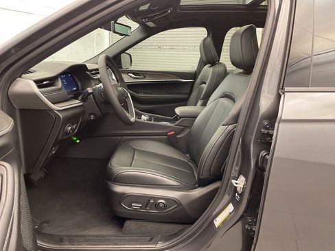 New 2025 Jeep Grand Cherokee Limited w/ Luxury Tech Group II image 16