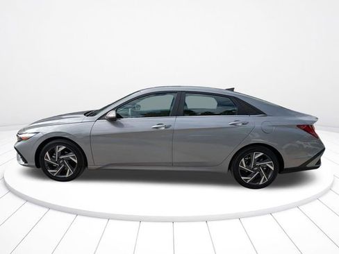 Used 2025 Hyundai Elantra SEL image 7