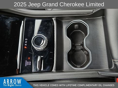 Used 2025 Jeep Grand Cherokee Limited AWD/4WD image 28
