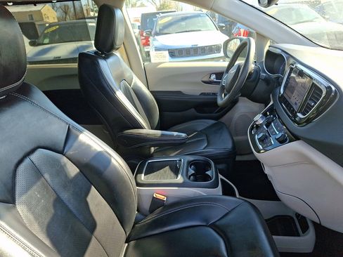 Used 2023 Chrysler Pacifica Touring-L image 11