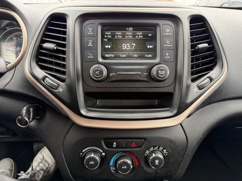 Used 2017 Jeep Cherokee Sport image 22