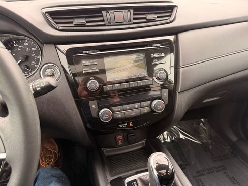 Used 2017 Nissan Rogue SV image 22