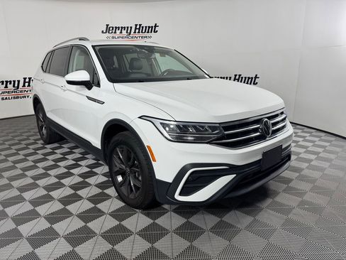 Used 2022 Volkswagen Tiguan SE AWD/4WD image 6
