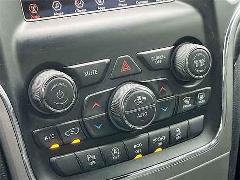 Used 2020 Jeep Grand Cherokee Laredo image 15