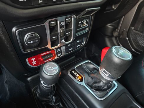 Used 2024 Jeep Gladiator Rubicon w/ Technology Group AWD/4WD image 49